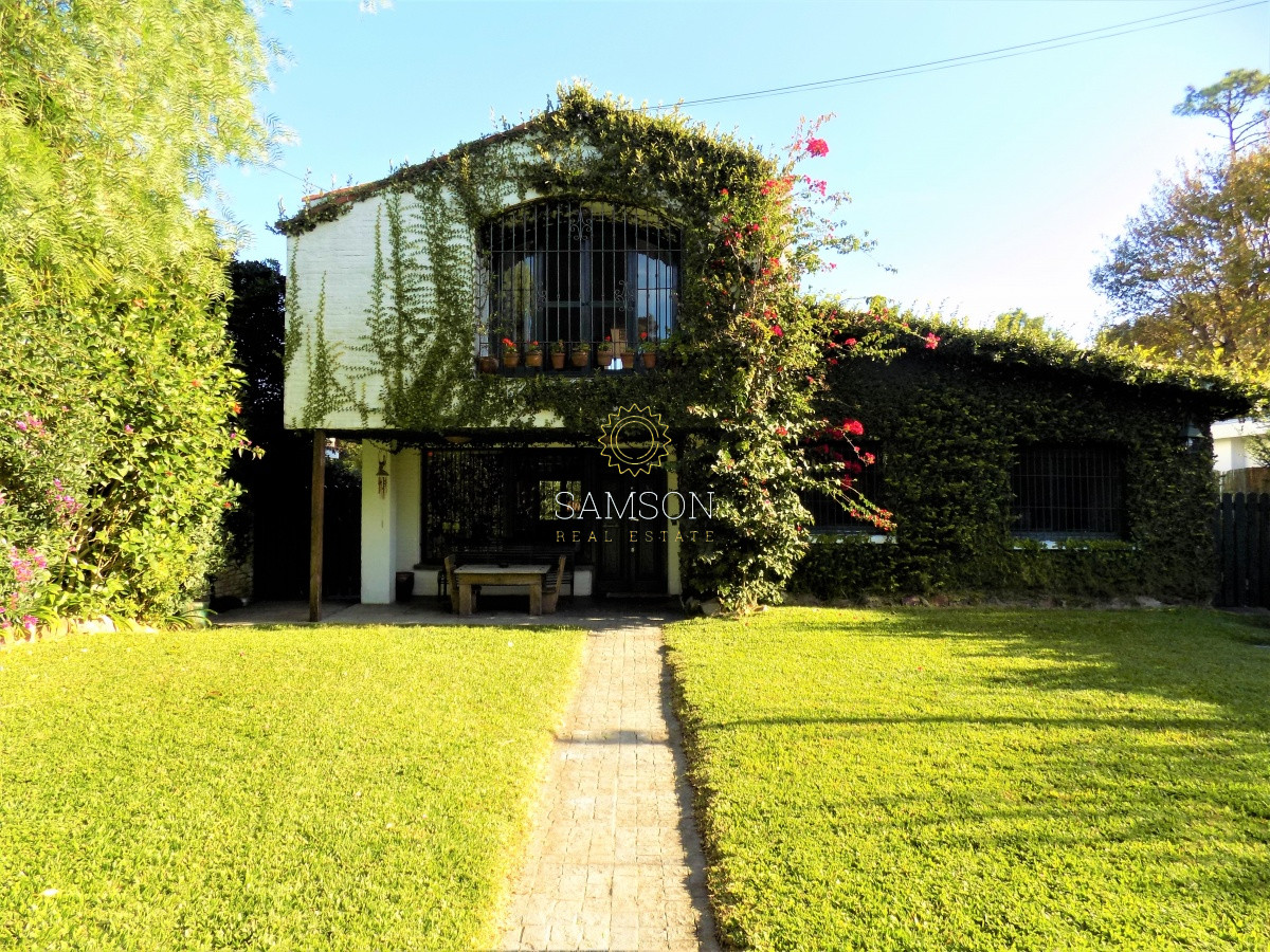 Casa ID.35 - Venta Casa de 4 Dormitorios en Playa Mansa, Punta del Este