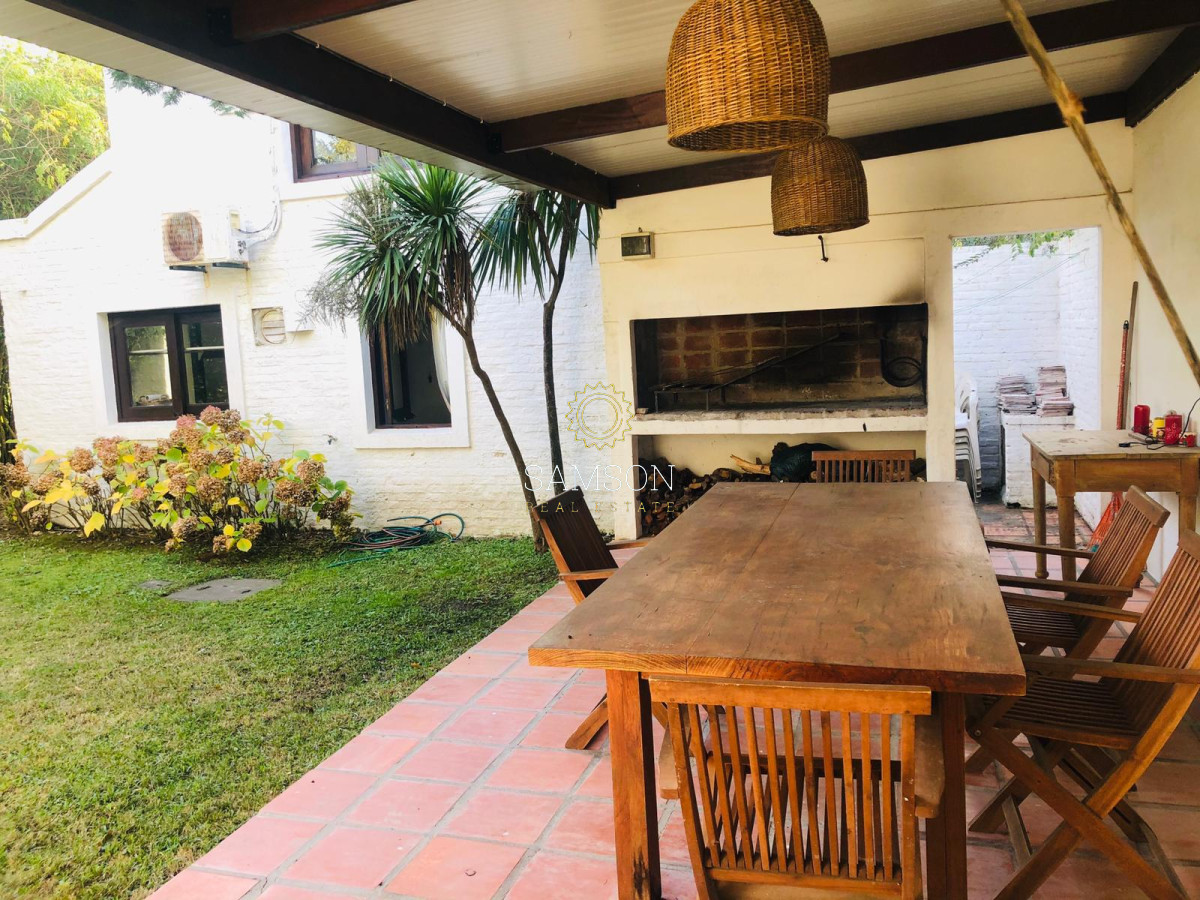 Casa ID.83 - Casa en Venta 5 Dormitorios a 300 Metros del Mar, La Barra, Punta del Este.