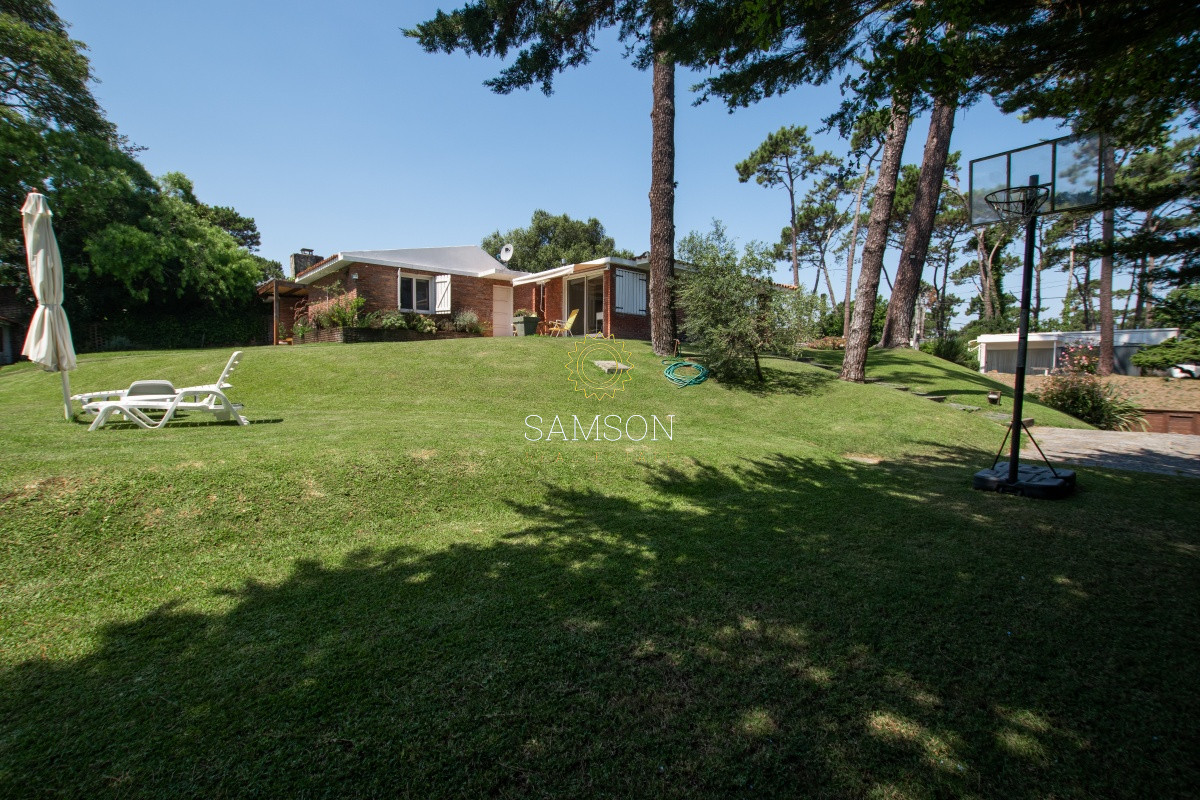 Casa ID.65981 - Casa en Venta en Playa Mansa de 3 dormitorios con piscina 