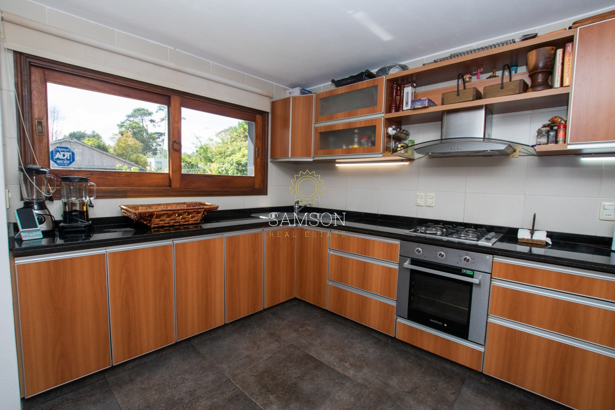 Casa ID.58872 - Venta casa de 5 dormitorio con piscina en Pinares. 