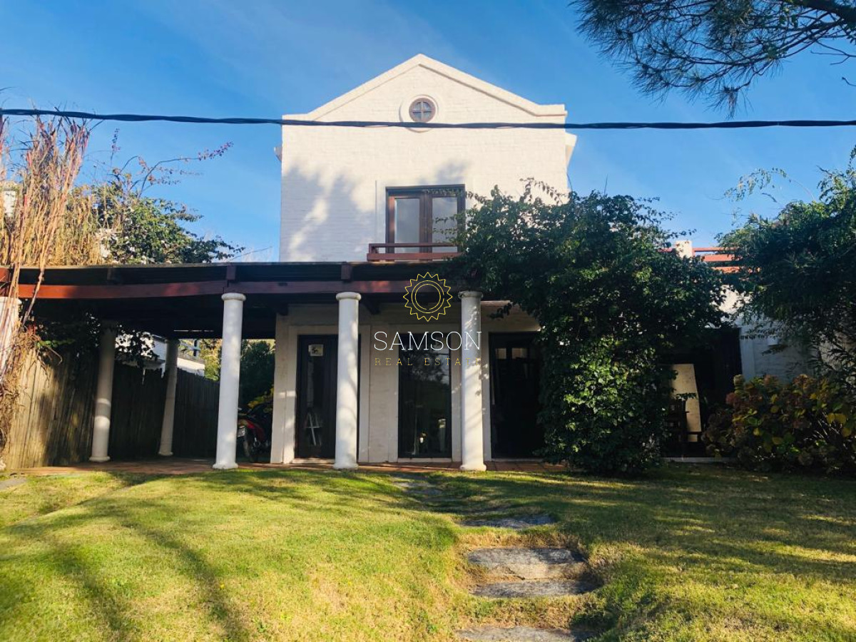 Casa ID.83 - Casa en Venta 5 Dormitorios a 300 Metros del Mar, La Barra, Punta del Este.