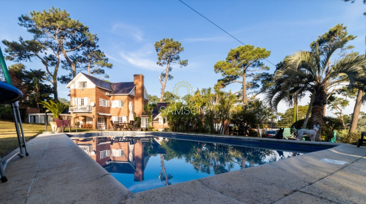 Casa ID.66807 - Casa de 6 dormitorios con piscina en venta en Playa Mansa con piscina Punta del Este 