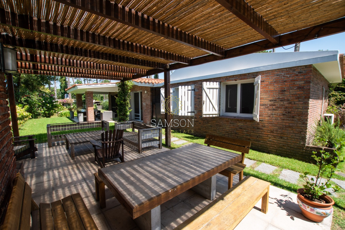 Casa ID.65981 - Casa en Venta en Playa Mansa de 3 dormitorios con piscina 