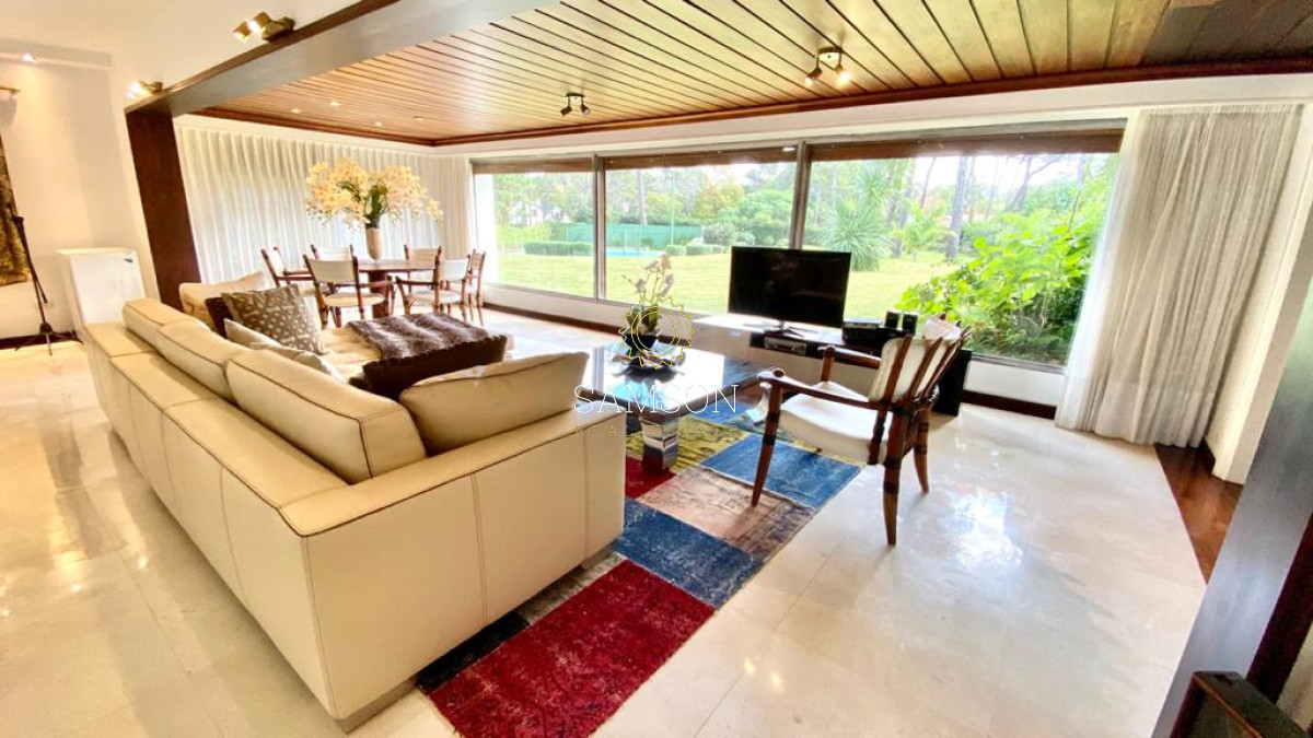 Casa ID.57864 - Casa en Venta Punta del Este - Mansion que abarca una manzana de tierra.
