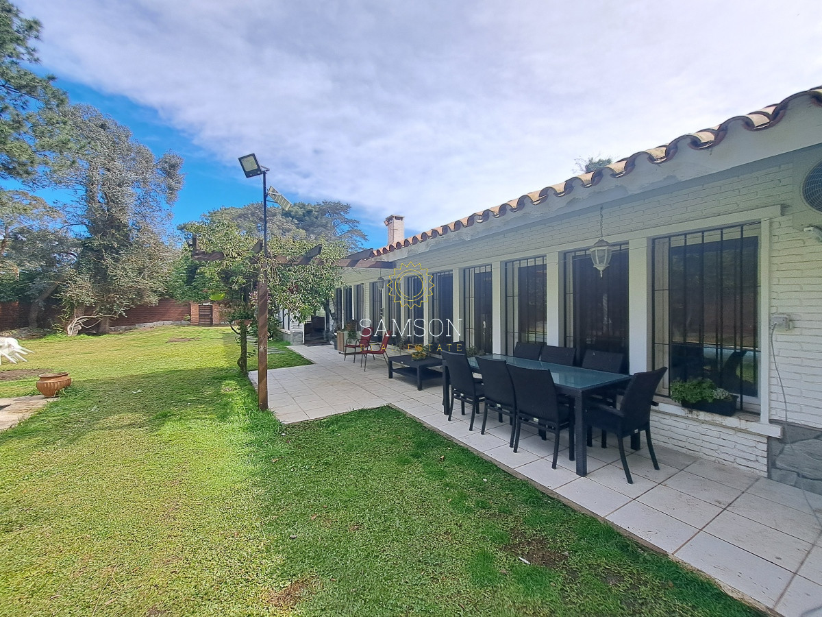 Casa ID.66788 - Casa con piscina en alquiler  4 dormitorios Playa Mansa - Punta del Este