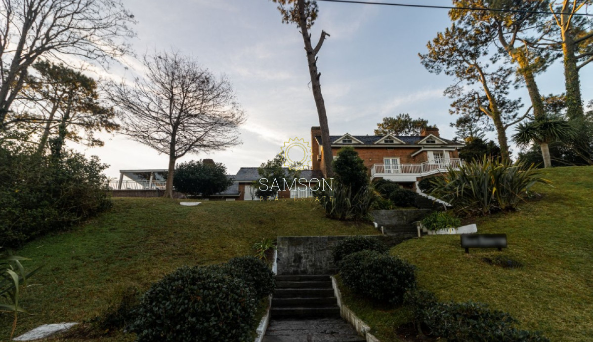 Casa ID.66807 - Casa de 6 dormitorios con piscina en venta en Playa Mansa con piscina Punta del Este 