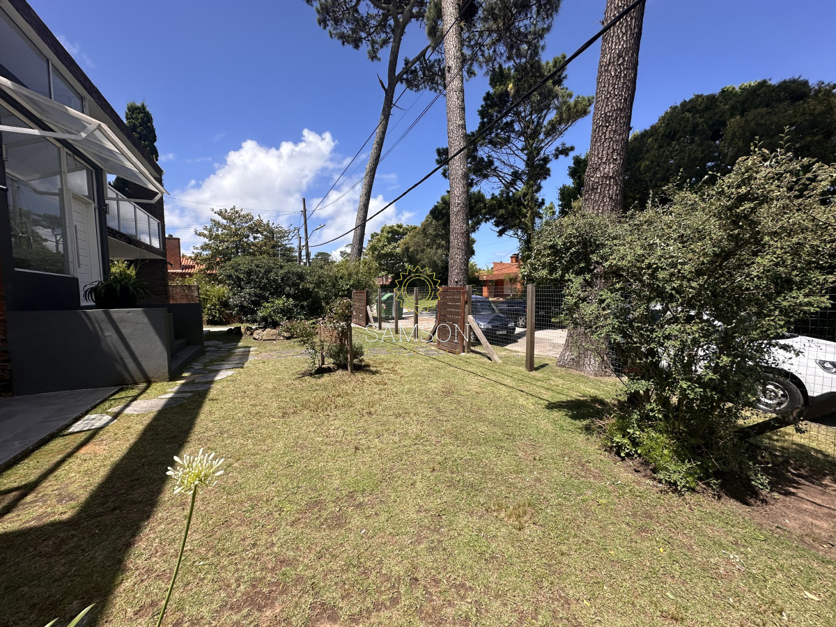 Casa ID.67001 - Casa de 3 dormitorios en PH a una cuadra del mar en Venta Playa Mansa Punta del Este