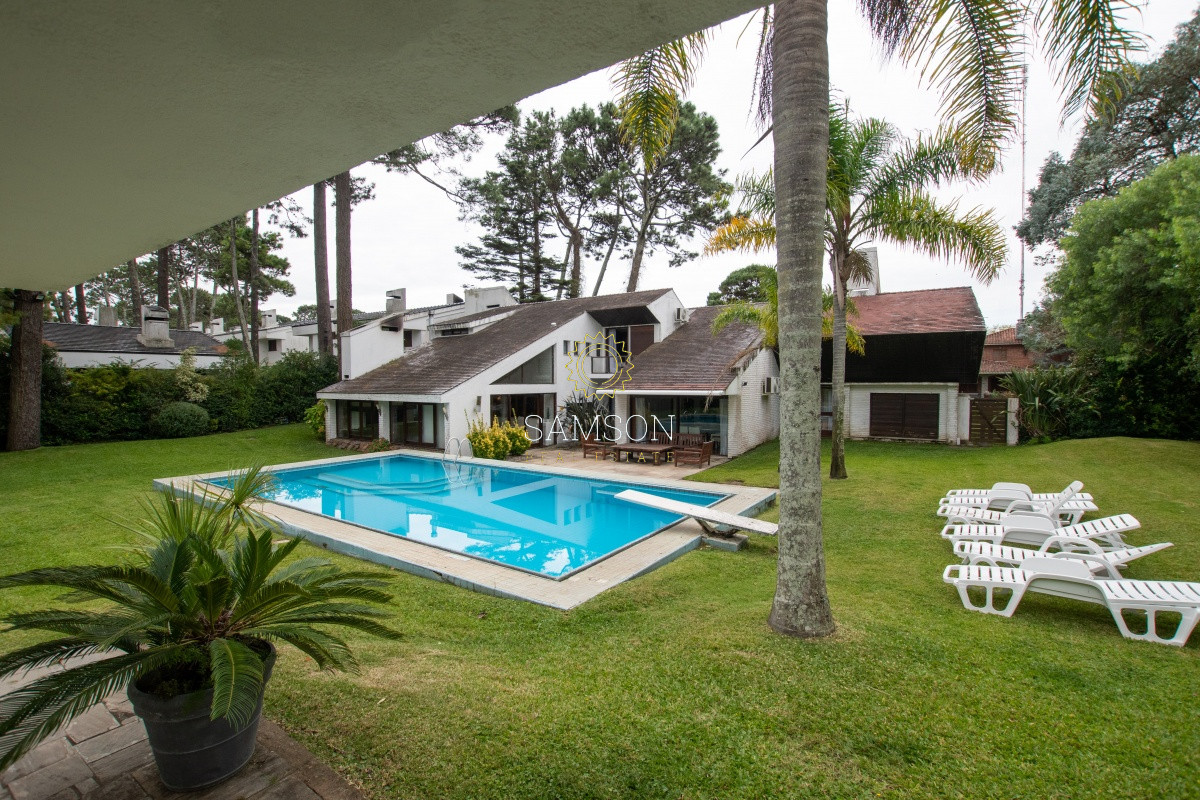 Casa ID.65358 - Venta de Espectacular casa en Cantegril 6 dormitorios, piscina