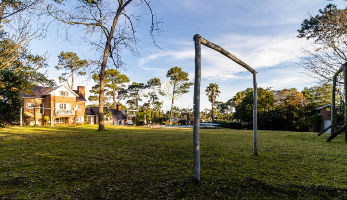 Casa ID.66807 - Casa de 6 dormitorios con piscina en venta en Playa Mansa con piscina Punta del Este 
