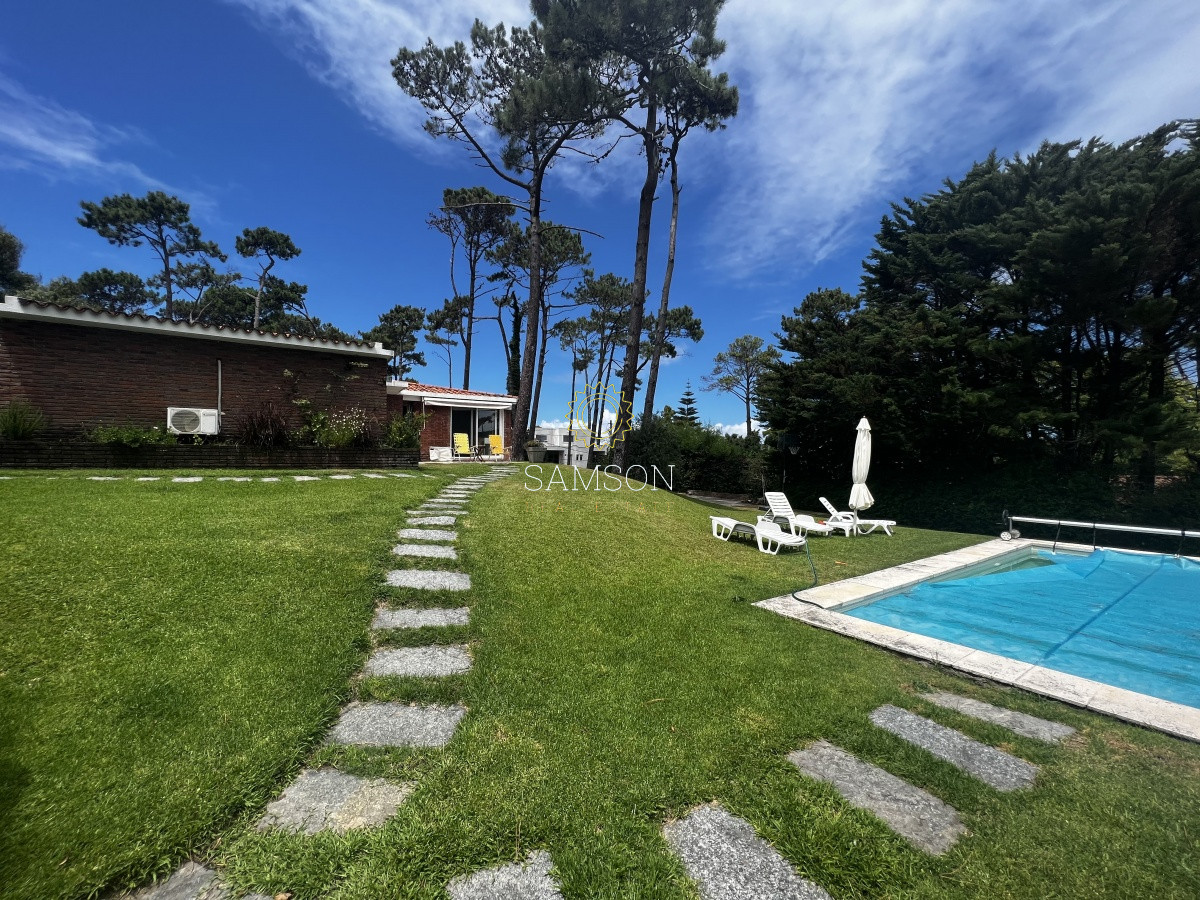 Casa ID.65981 - Casa en Venta en Playa Mansa de 3 dormitorios con piscina 