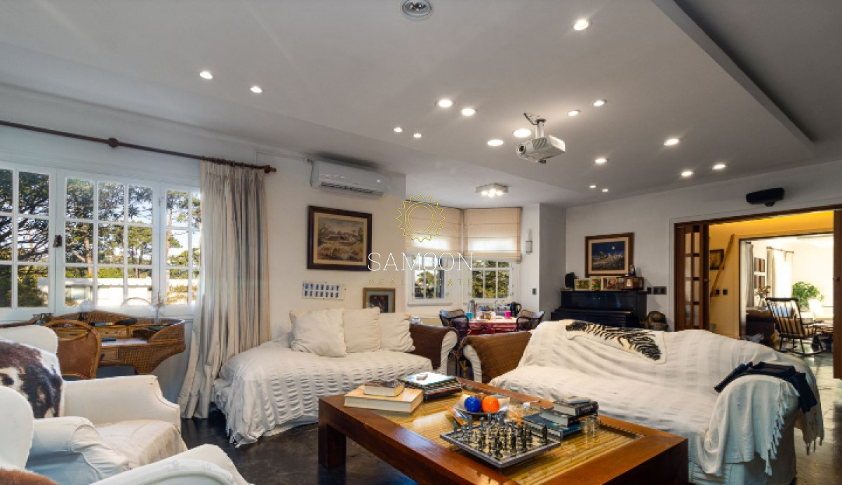 Casa ID.66807 - Casa de 6 dormitorios con piscina en venta en Playa Mansa con piscina Punta del Este 