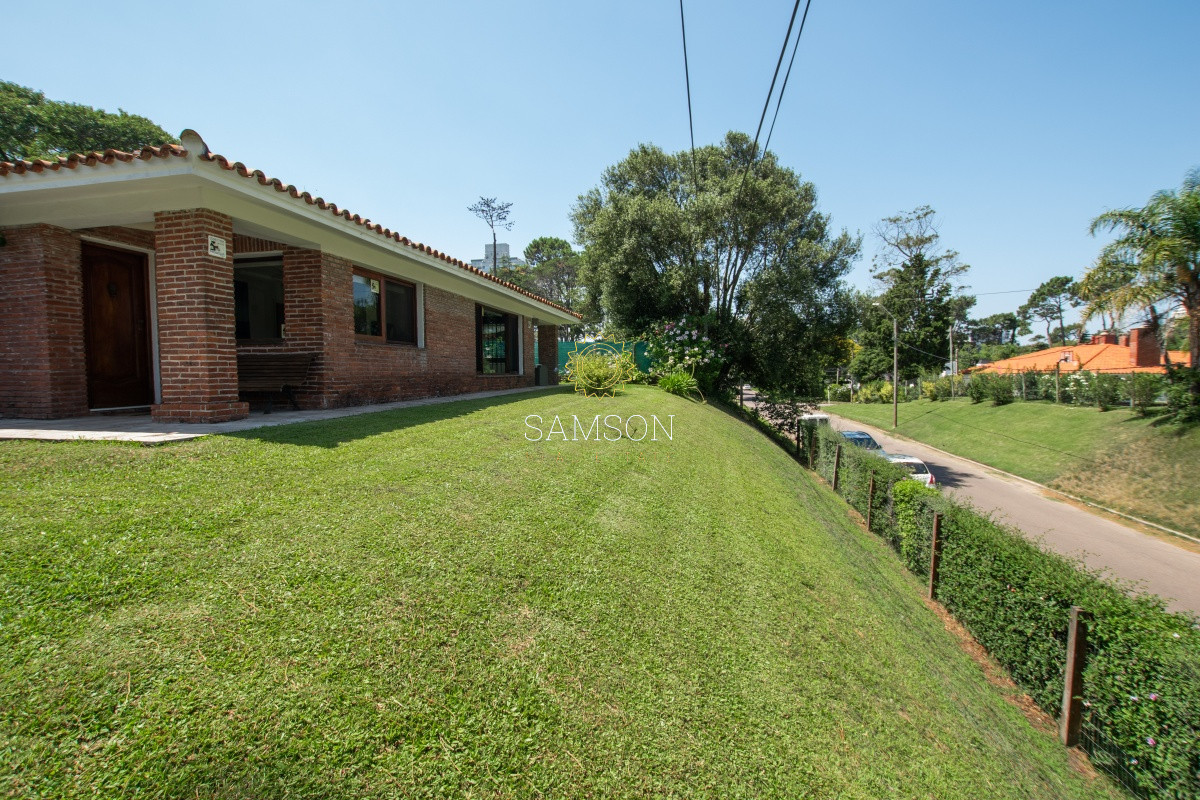 Casa ID.65981 - Casa en Venta en Playa Mansa de 3 dormitorios con piscina 