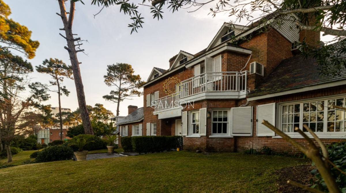 Casa ID.66807 - Casa de 6 dormitorios con piscina en venta en Playa Mansa con piscina Punta del Este 