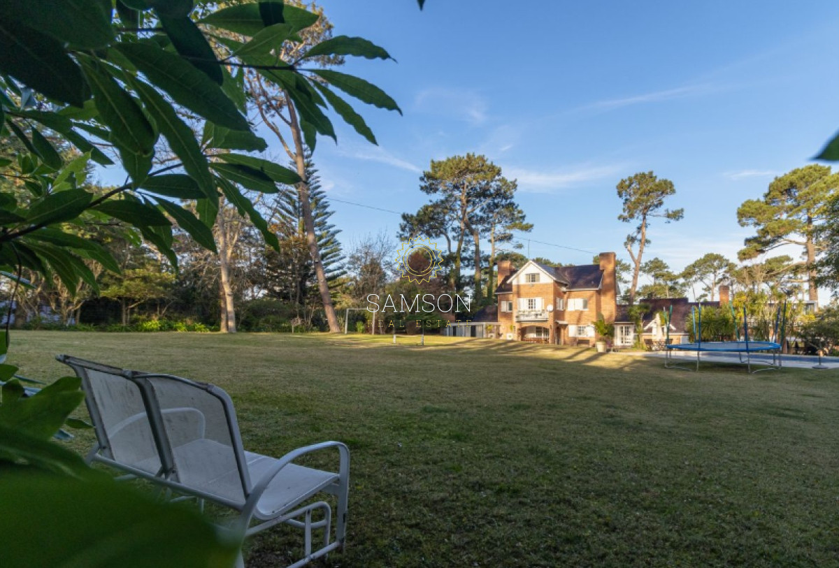 Casa ID.66807 - Casa de 6 dormitorios con piscina en venta en Playa Mansa con piscina Punta del Este 