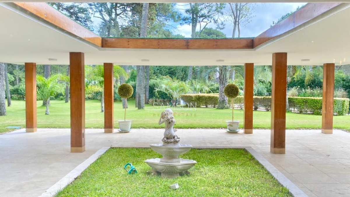 Casa ID.57864 - Casa en Venta Punta del Este - Mansion que abarca una manzana de tierra.