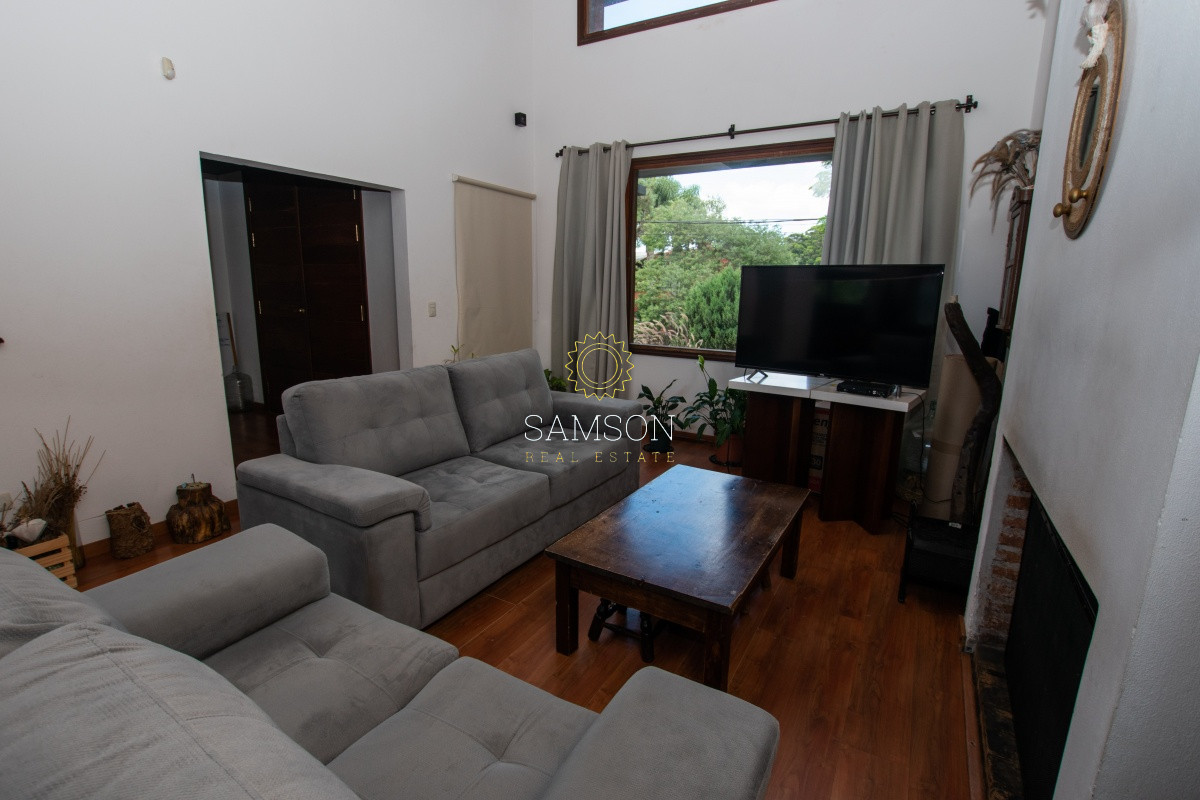 Casa ID.58872 - Venta casa de 5 dormitorio con piscina en Pinares. 