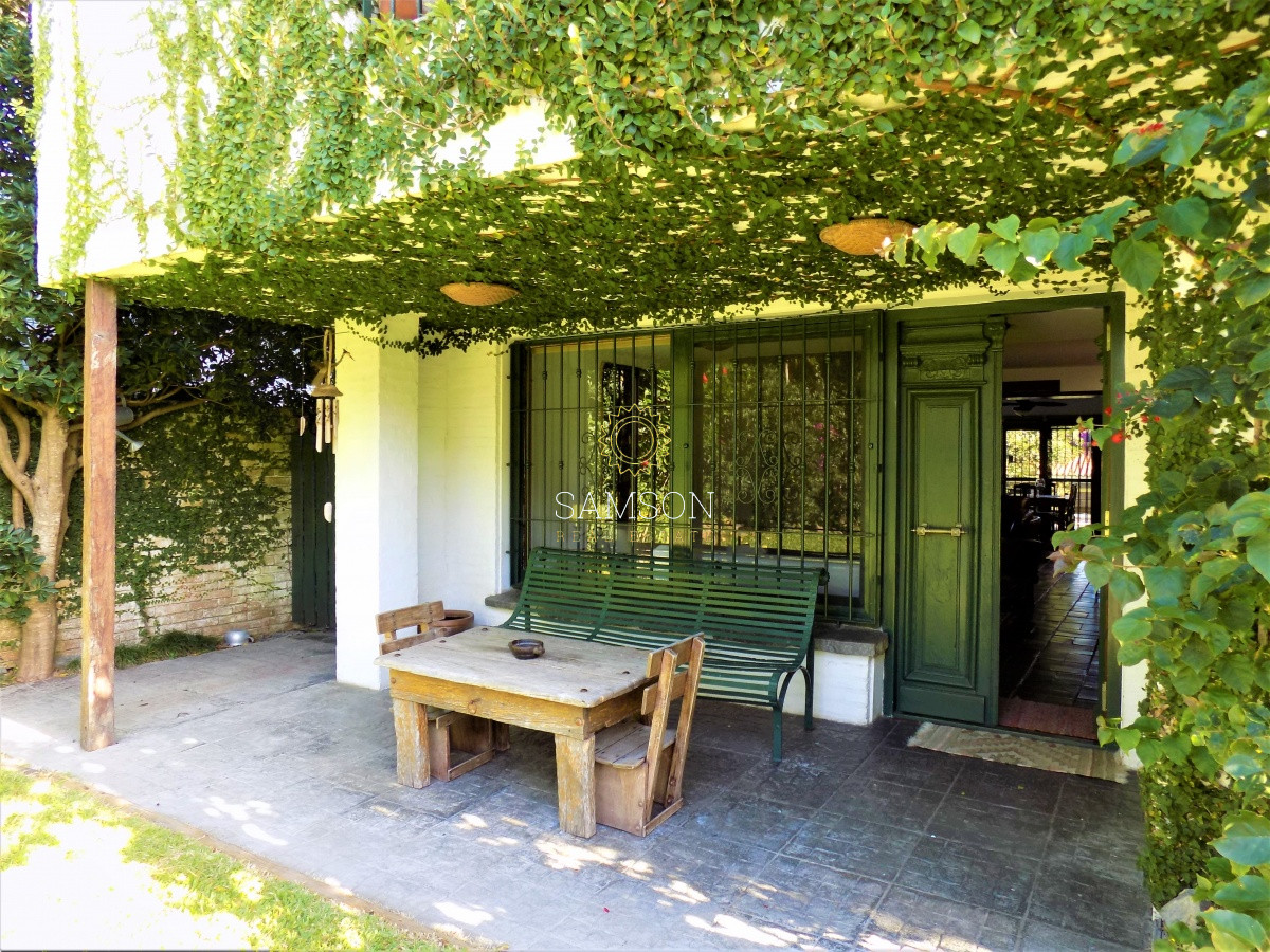 Casa ID.35 - Venta Casa de 4 Dormitorios en Playa Mansa, Punta del Este