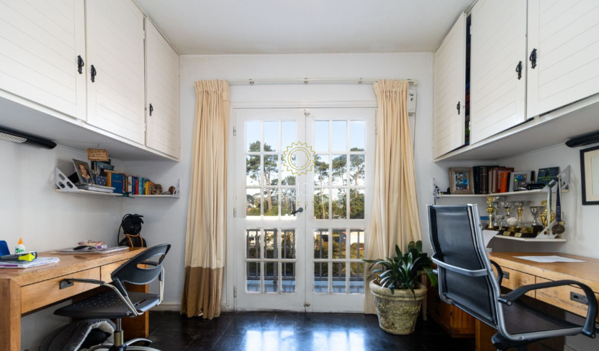 Casa ID.66807 - Casa de 6 dormitorios con piscina en venta en Playa Mansa con piscina Punta del Este 