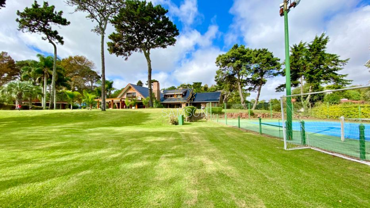 Casa ID.57864 - Casa en Venta Punta del Este - Mansion que abarca una manzana de tierra.