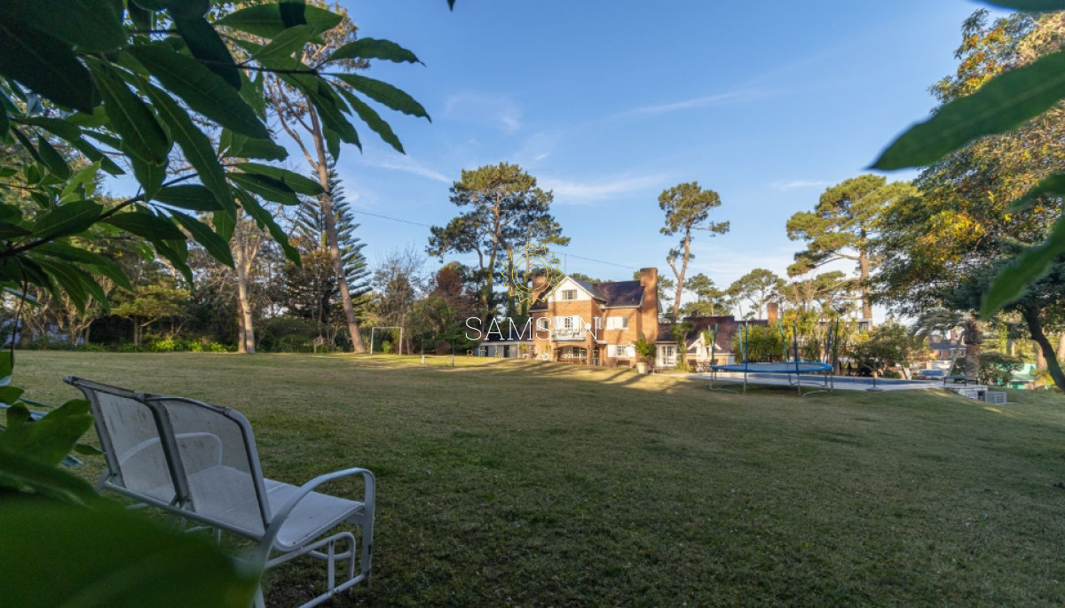 Casa ID.66807 - Casa de 6 dormitorios con piscina en venta en Playa Mansa con piscina Punta del Este 