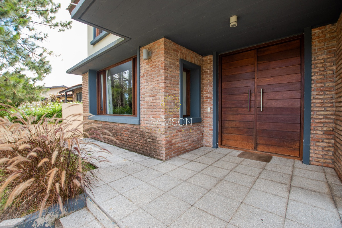Casa ID.58872 - Venta casa de 5 dormitorio con piscina en Pinares. 