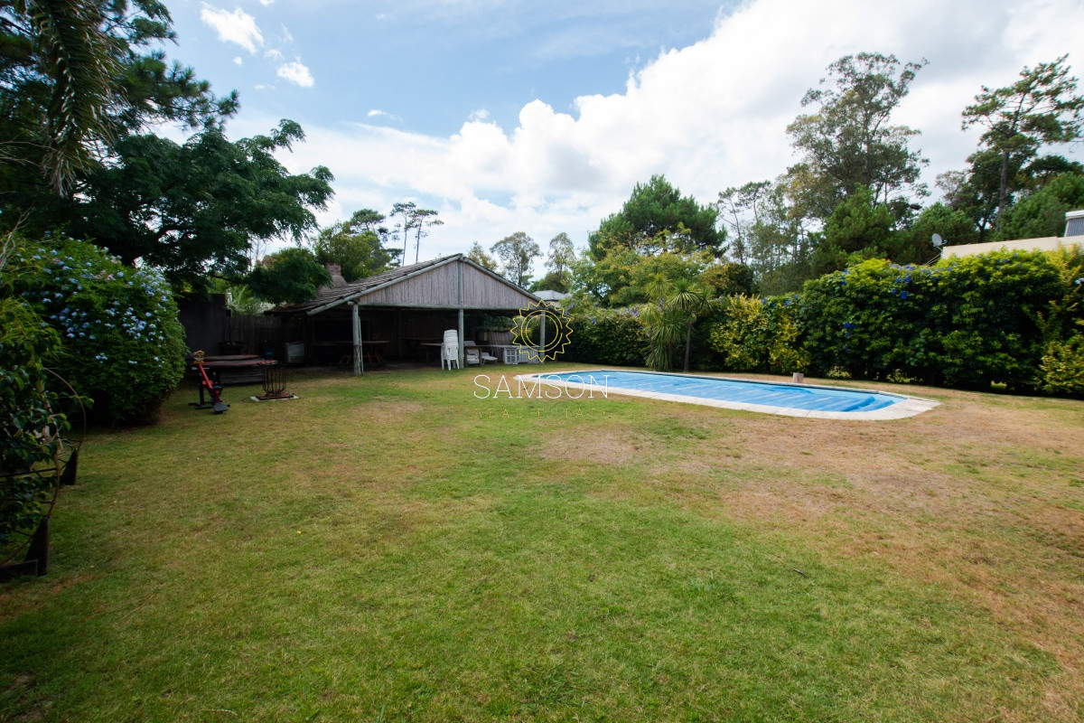 Casa ID.58872 - Venta casa de 5 dormitorio con piscina en Pinares. 