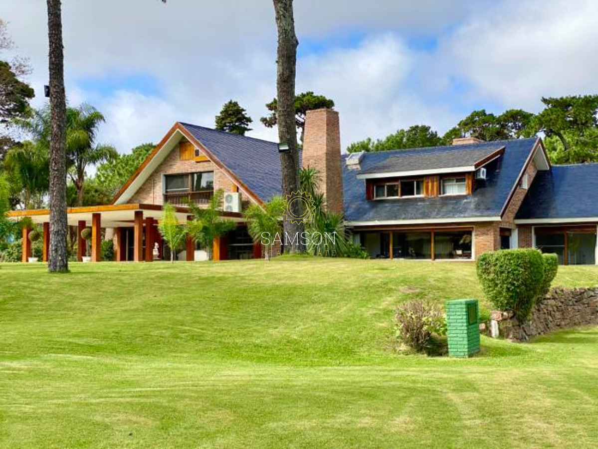 Casa ID.57864 - Casa en Venta Punta del Este - Mansion que abarca una manzana de tierra.