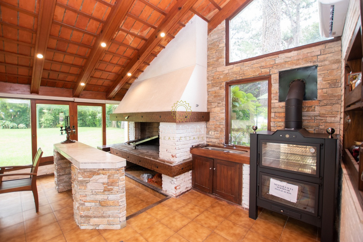 Casa ID.65358 - Venta de Espectacular casa en Cantegril 6 dormitorios, piscina
