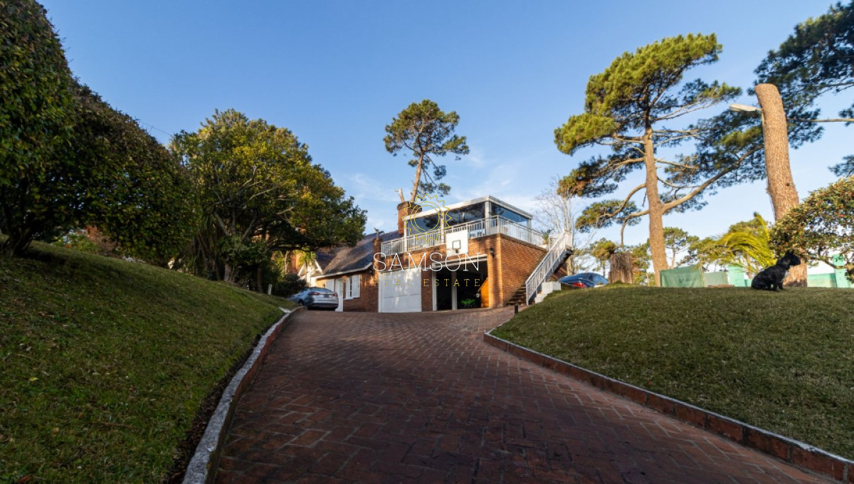 Casa ID.66807 - Casa de 6 dormitorios con piscina en venta en Playa Mansa con piscina Punta del Este 