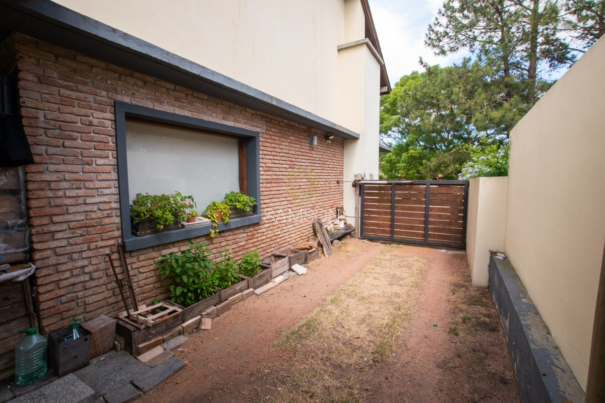 Casa ID.58872 - Venta casa de 5 dormitorio con piscina en Pinares. 