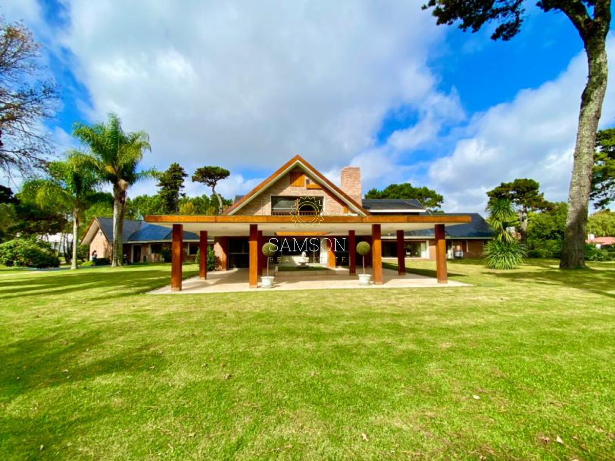 Casa ID.57864 - Casa en Venta Punta del Este - Mansion que abarca una manzana de tierra.