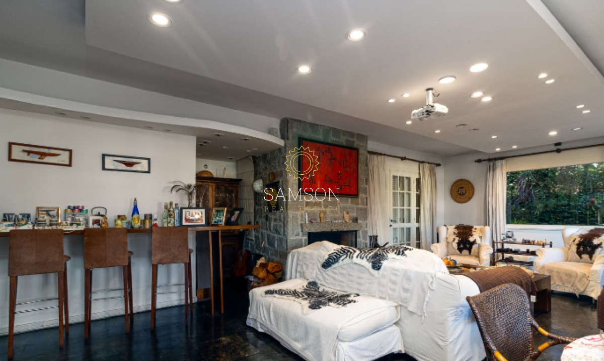 Casa ID.66807 - Casa de 6 dormitorios con piscina en venta en Playa Mansa con piscina Punta del Este 