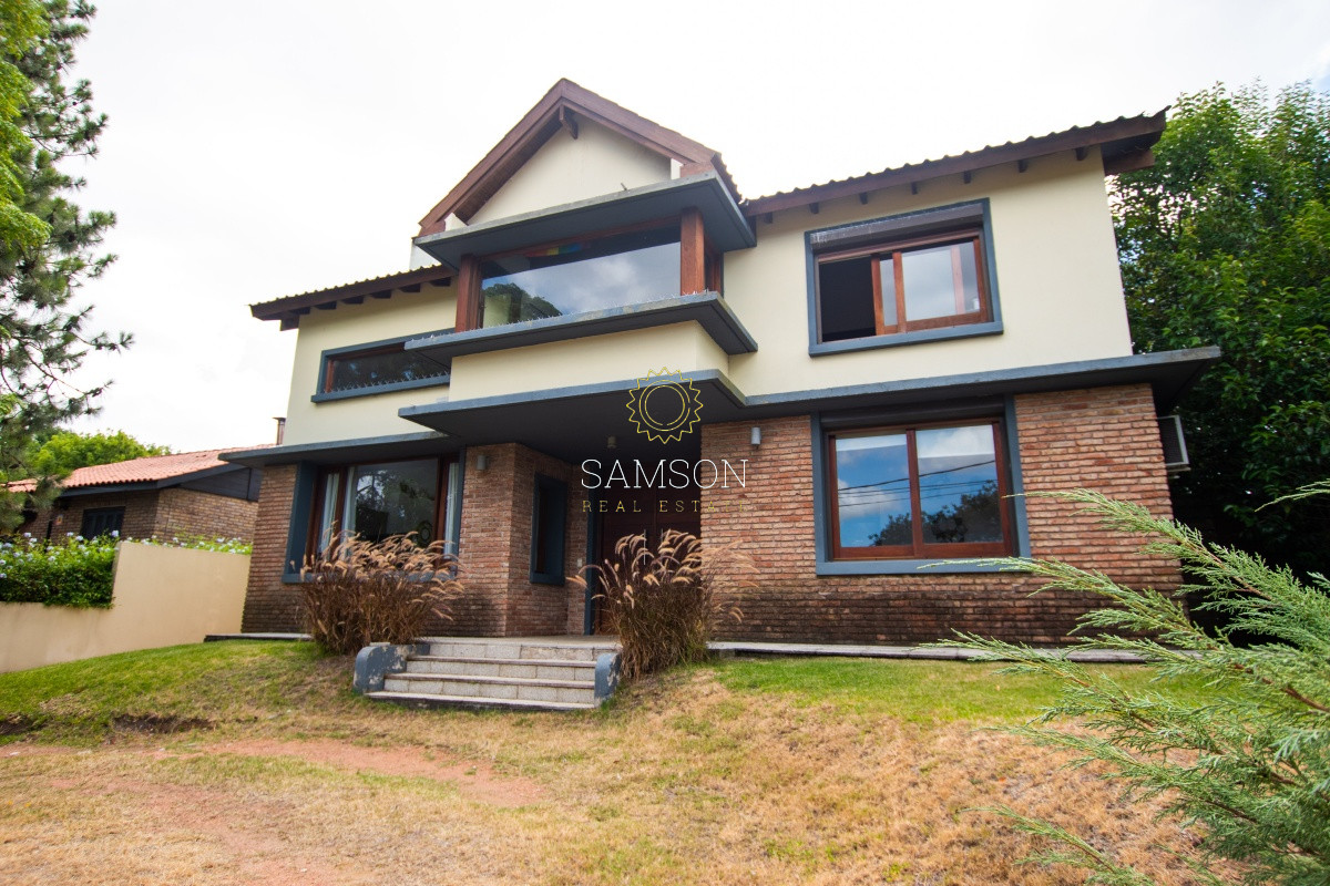 Casa ID.58872 - Venta casa de 5 dormitorio con piscina en Pinares. 