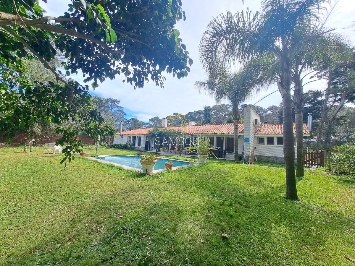 Casa ID.66788 - Casa con piscina en alquiler  4 dormitorios Playa Mansa - Punta del Este