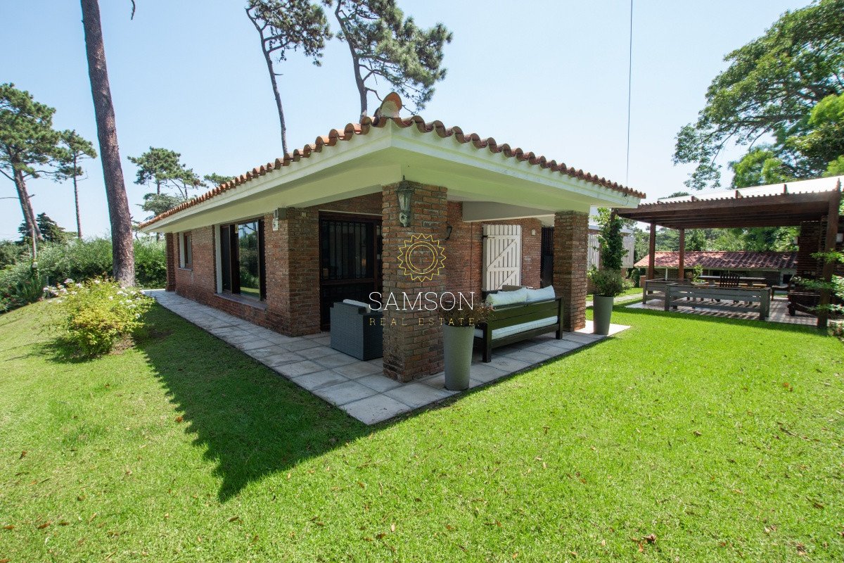Casa ID.65981 - Casa en Venta en Playa Mansa de 3 dormitorios con piscina 