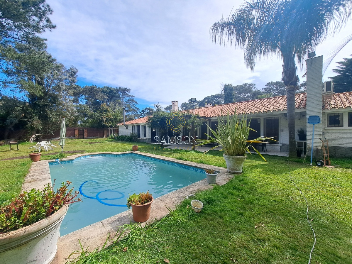Casa ID.66788 - Casa con piscina en alquiler  4 dormitorios Playa Mansa - Punta del Este