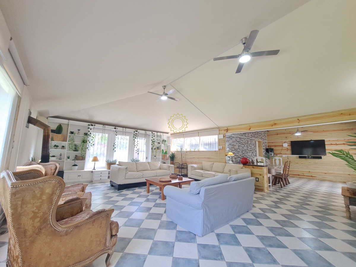 Casa ID.66788 - Casa con piscina en alquiler  4 dormitorios Playa Mansa - Punta del Este