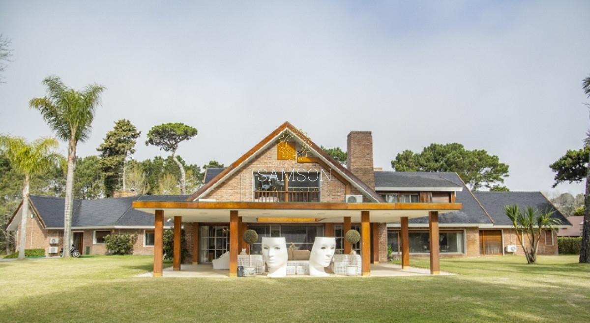 Casa ID.57864 - Casa en Venta Punta del Este - Mansion que abarca una manzana de tierra.