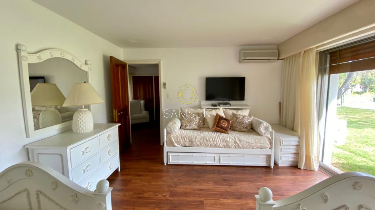 Casa ID.57864 - Casa en Venta Punta del Este - Mansion que abarca una manzana de tierra.
