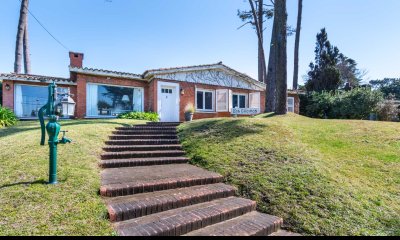Casa en venta de 5 dormitorios a metros del Mar, San Rafael, Punta del Este.