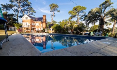 Casa de 6 dormitorios con piscina en venta en Playa Mansa con piscina Punta del Este