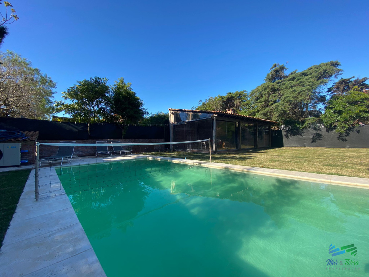 Casa ID.3709 - Cómoda casa de  4 dormitorios a pasos de la playa, piscina climatizada, Pinares, Punta del Este