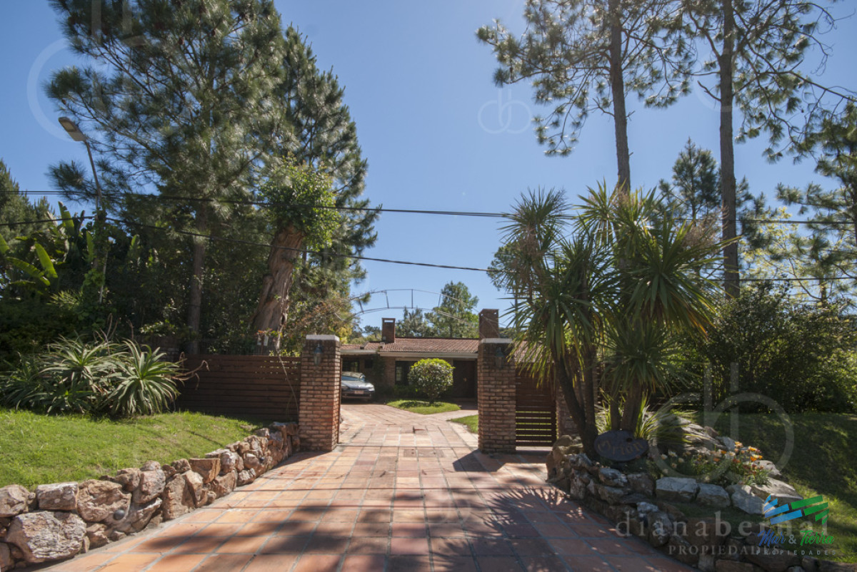 Casa ID.4924 - Casa alquiler Pinares, Punta del Este, 4 dormitorios, piscina, amplio parque cercado