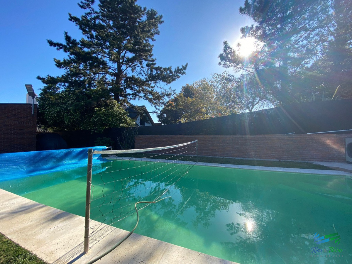Casa ID.3709 - Cómoda casa de  4 dormitorios a pasos de la playa, piscina climatizada, Pinares, Punta del Este