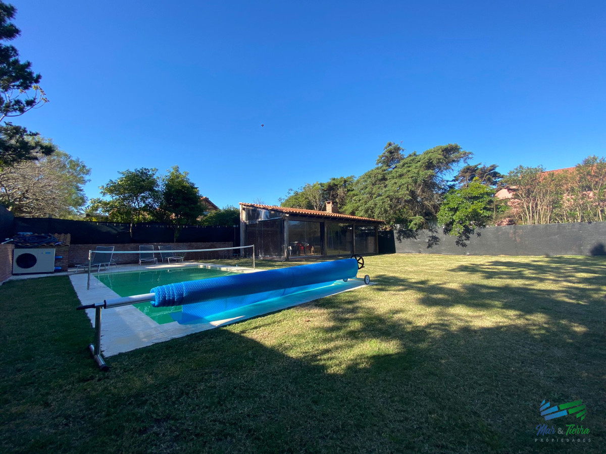 Casa ID.3709 - Cómoda casa de  4 dormitorios a pasos de la playa, piscina climatizada, Pinares, Punta del Este