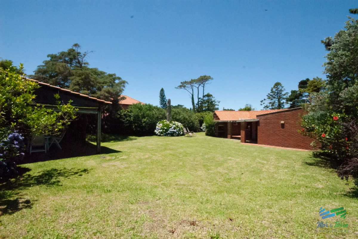 Casa ID.3709 - Cómoda casa de  4 dormitorios a pasos de la playa, piscina climatizada, Pinares, Punta del Este