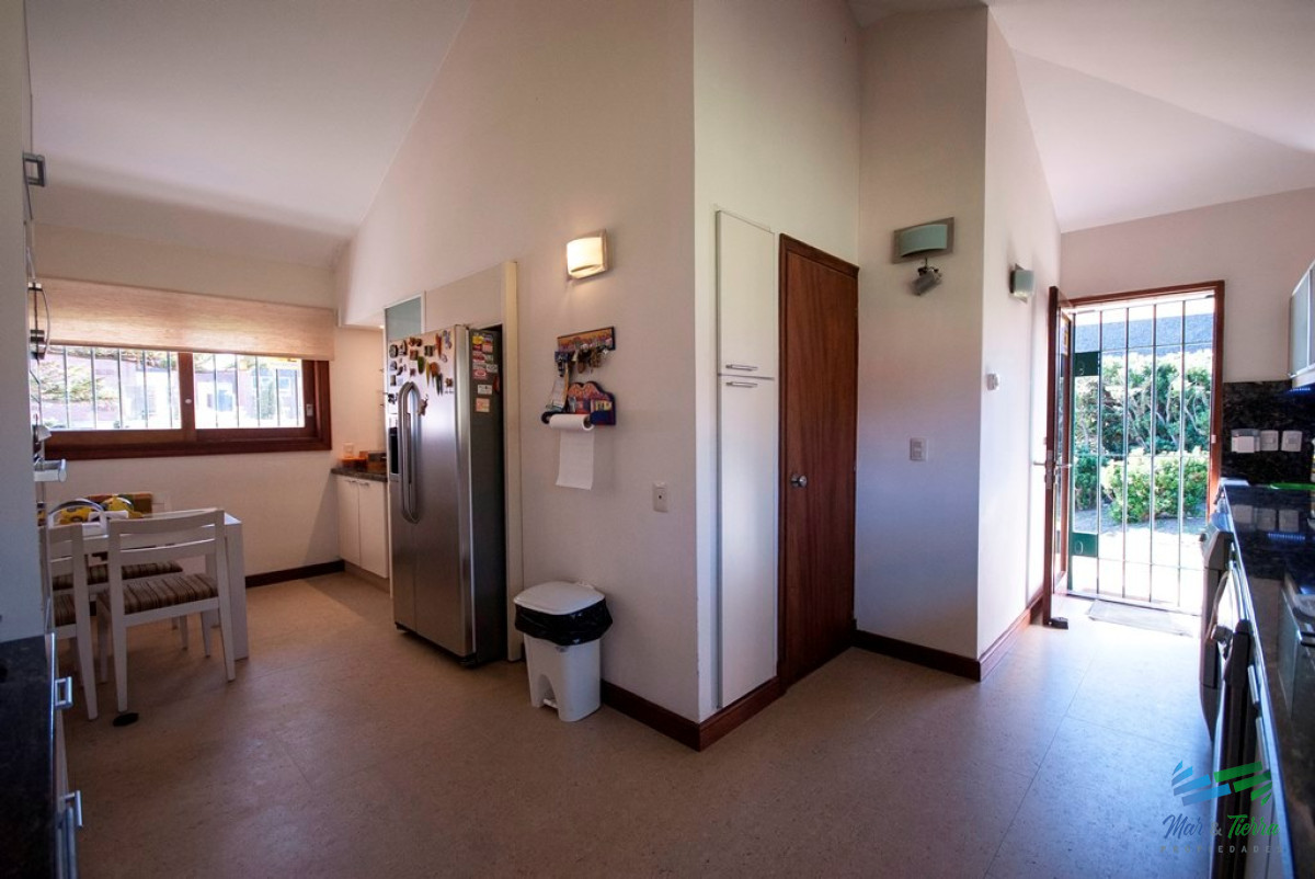 Casa ID.3644 - Casa en Punta del Este, playa mansa, 4 dormitorios , piscina y barbacoa.