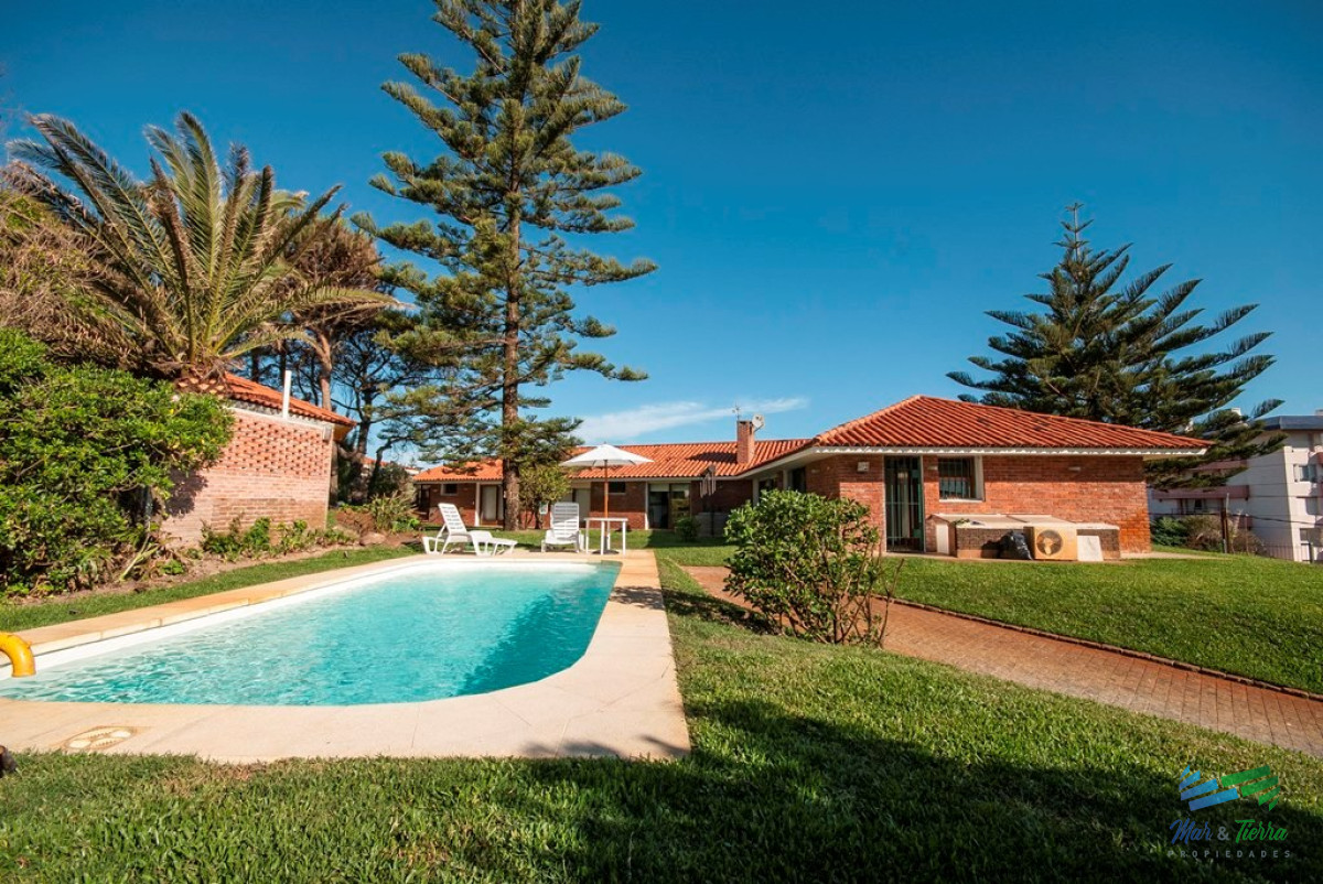 Casa ID.3644 - Casa en Punta del Este, playa mansa, 4 dormitorios , piscina y barbacoa.