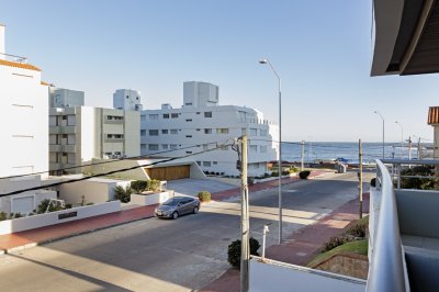 Punta del este, Península, departamento de 2 dormitorios con piscina, terraza y cochera. - Ref : EQP5079