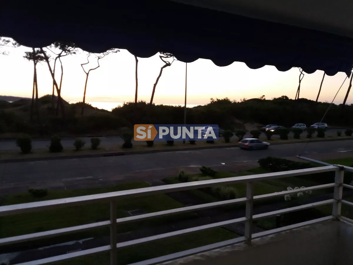 Punta del este, apartamento al frente de 2 dormitorios. - SPT8530A